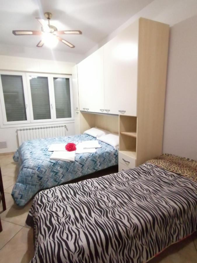 Villa Glori Affitto Camere Monolocali Carpi Bagian luar foto