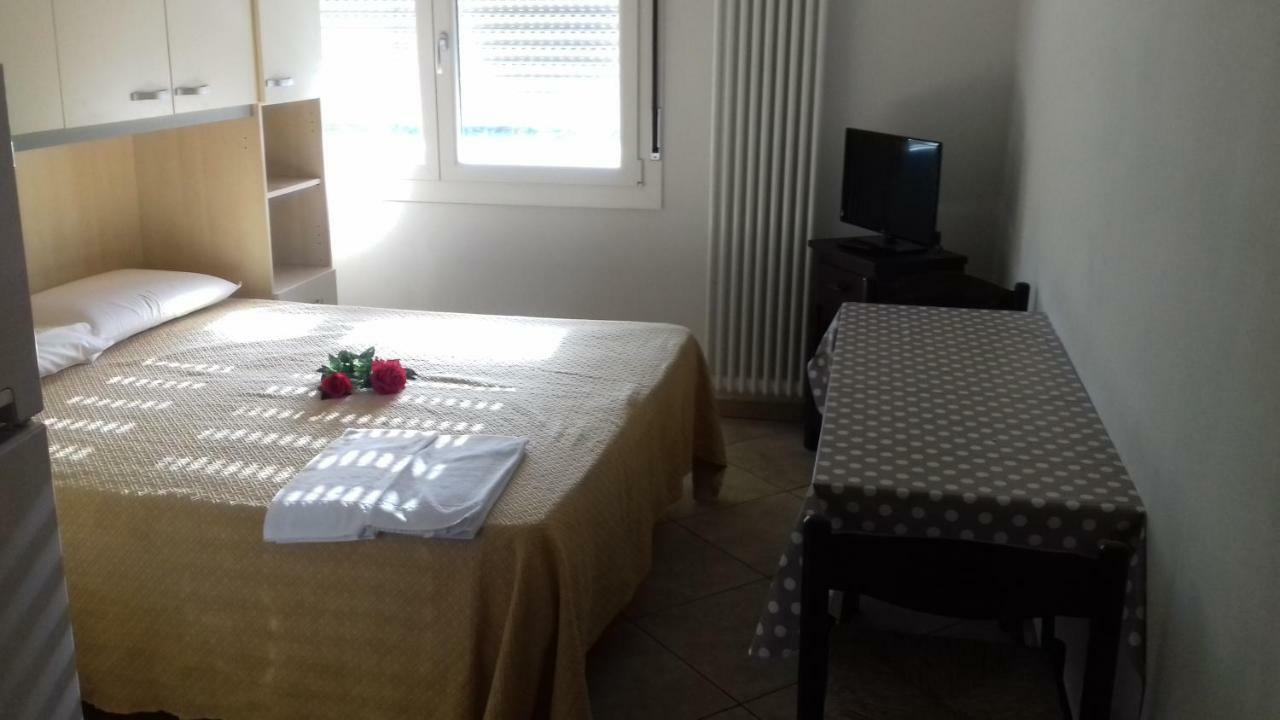 Villa Glori Affitto Camere Monolocali Carpi Bagian luar foto