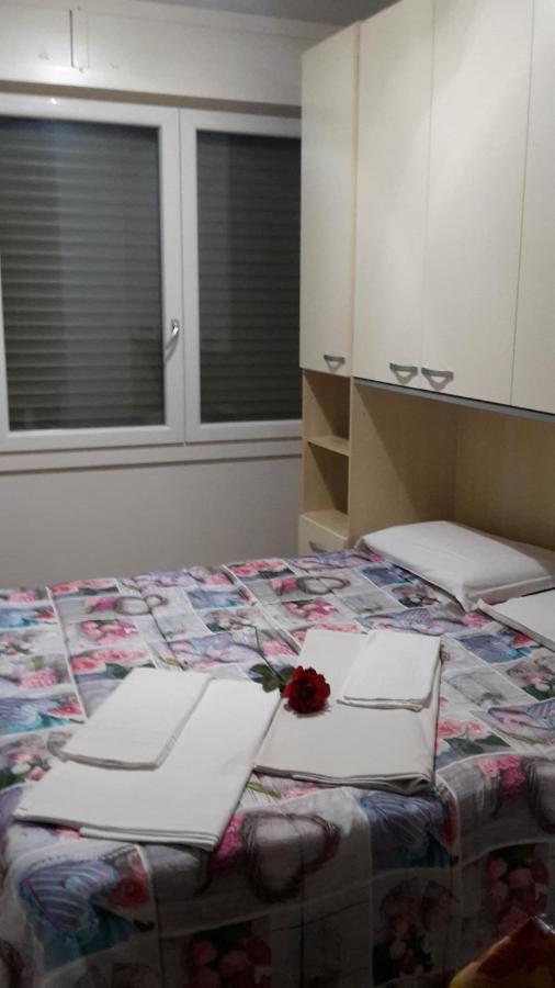 Villa Glori Affitto Camere Monolocali Carpi Bagian luar foto