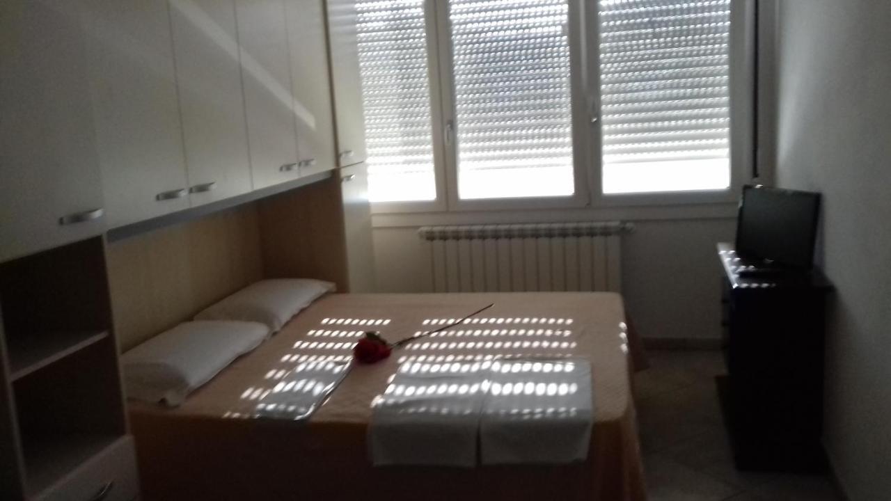 Villa Glori Affitto Camere Monolocali Carpi Bagian luar foto